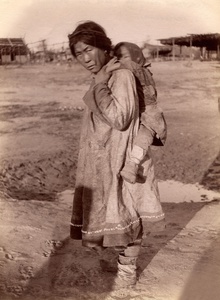 Мать с ребенком, 1900-е, Приамурье. Из серии «Путешествие по Амуру».Авторский текст Владимира Константиновича Солдатова: «Гольдская женщина (как они говорят – ″мамка″) с ребенком».