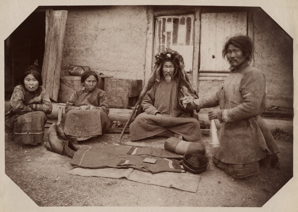 Поминки, 1900-е, Приамурье. Из серии «Путешествие по Амуру».Авторский текст: «Поминки. Налево – обе жены умершего гольда, посредине - шаман в своей одежде. На земле лежат одежды умершего – как будто он сам лежит».