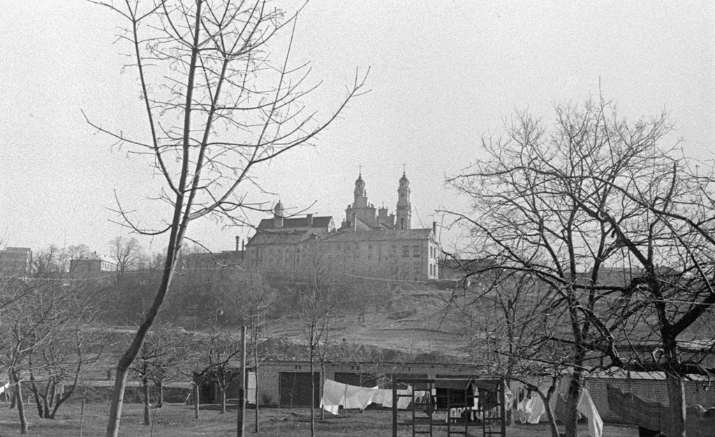 Вид на костел Вознесения Господня в старом Вильнюсе, апрель - май 1969, Литовская ССР, г. Вильнюс