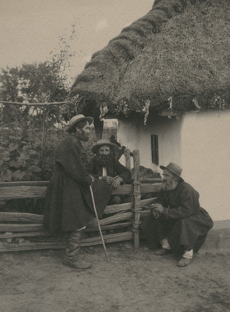 Соседи, 1900-е, г. Киев. Выставка «Говорить на одном языке» с этой фотографией.