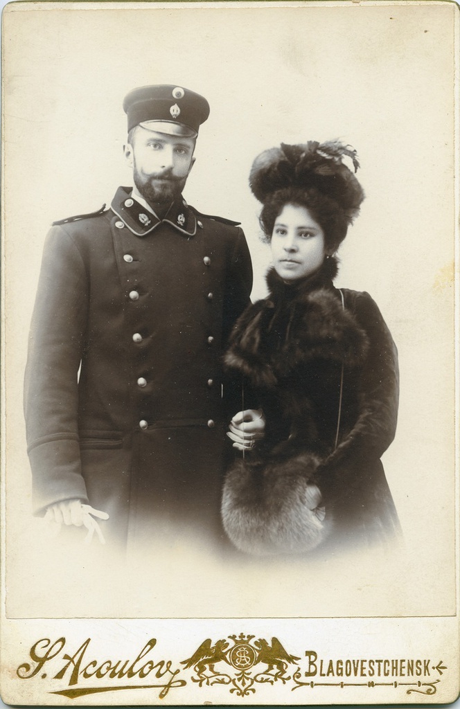 Двойной портрет, 1903 год, г. Благовещенск-. «Дорогой Верочке любящие Линочка и Коляка. 27.IV.903».&nbsp;Выставка «Забытый аксессуар» с этой фотографией.