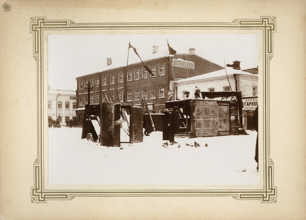 Москва 1905 г. Баррикады в Каретном ряду 1905 года. Улица 1905 года до революции. Улица Каретный ряд до революции. 19 Век каретные мастерские на Боровой 1900 гг.