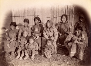 Гольды, 1907 - 1913, Приамурье. Из серии «Путешествие по Амуру».Авторский текст Владимира Константиновича Солдатова:  «Гольдские мамки и ребятишки. Посредине старуха – жена шамана. У гольдов и гиляк существует еще многоженство; после присоединения Приамурского края к России это уже начинает выводиться благодаря влиянию русских».