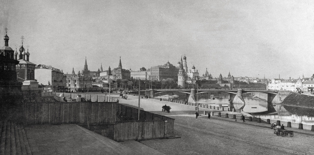 Вид на Кремль, 1910-е, г. Москва. Слева видна церковь Похвалы Пресвятой Богородицы в Башмаках, построенная в XV веке и снесенная в 1932 году.