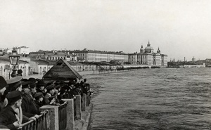 Москворецкая набережная во время наводнения, 23 - 27 апреля 1908, г. Москва. Одно из крупнейших наводнений в Москве произошло в апреле 1908 года - с 10 по 14 (с 23 по 27 по новому стилю). Вода в Москве-реке поднялась на 8,9 м. Вода затопила около 16 км² территории Москвы.&nbsp;