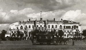 Каланчевская площадь в дни коронации Николая Романова, май 1896, г. Москва. Коронация императора Николая II Александровича и императрицы Александры Феодоровны состоялась во вторник 14 (26) мая 1896 года в Успенском соборе Московского Кремля. Старое здание Ярославского вокзала.Выставка «Москва праздничная», видео «Короткий век конки» с этой фотографией.