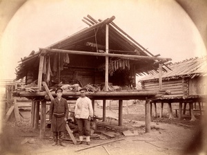 У амбара, 1907 - 1913, Приамурье. Из серии «Путешествие по Амуру».Авторский текст Владимира Константиновича Солдатова: «Сняты у гольдского амбара. Гиляки, живущие гораздо беднее и грязнее гольдов, имеют такие же юрты – без окон и на сваях; живут в таких юртах в летнее время. Зимние же их дома построены для тепла прямо на земле».