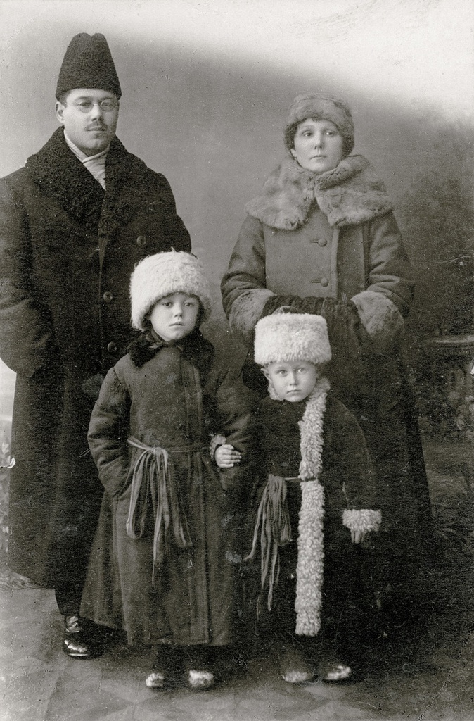 Семейный портрет, 1922 год, Московская губ., г. Егорьевск. Выставки&nbsp;«Нам не страшны мороз и вьюга» и «22 фотографии 1922 года» с этой фотографией.