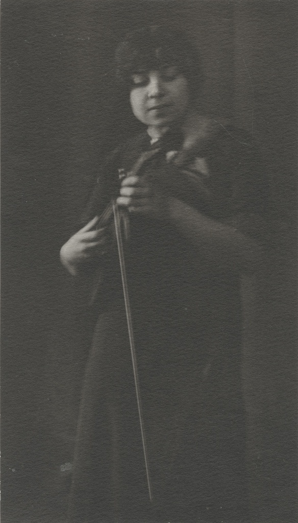 Портрет скрипачки М. Зорохович, 1910-е, г. Киев. Автотипия для страницы 2 в № 11 журнала «Вестник Фотографии».