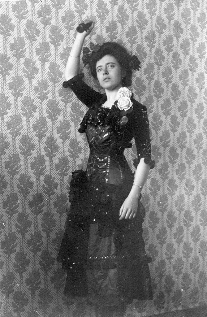Девушка в платье танцовщицы, 1906 - 1912, г. Ташкент. Выставка «Танцуют все!» с этой фотографией.