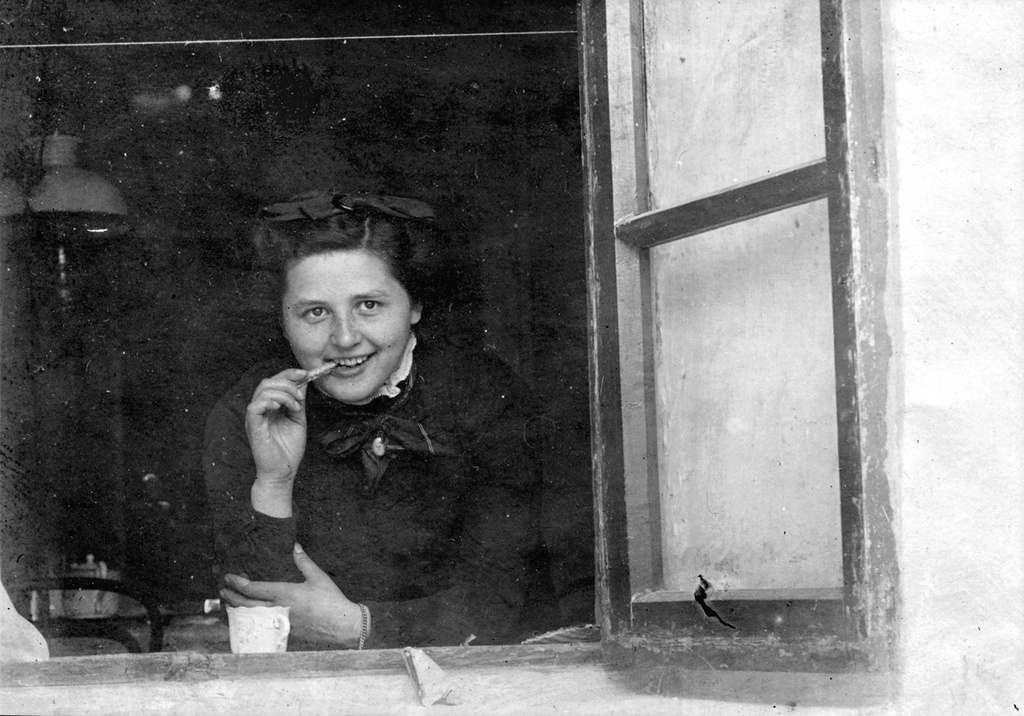 Девушка в окне, 1906 - 1912, г. Ташкент. Выставка «Приди… Чаруй… Люби…» с этой фотографией.