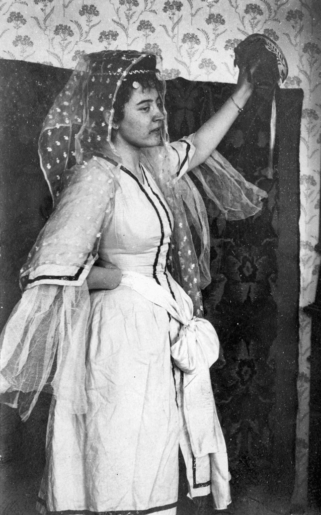 Девушка в платье танцовщицы, 1906 - 1912, г. Ташкент. Выставка «Туркестанский край» с этой фотографией.