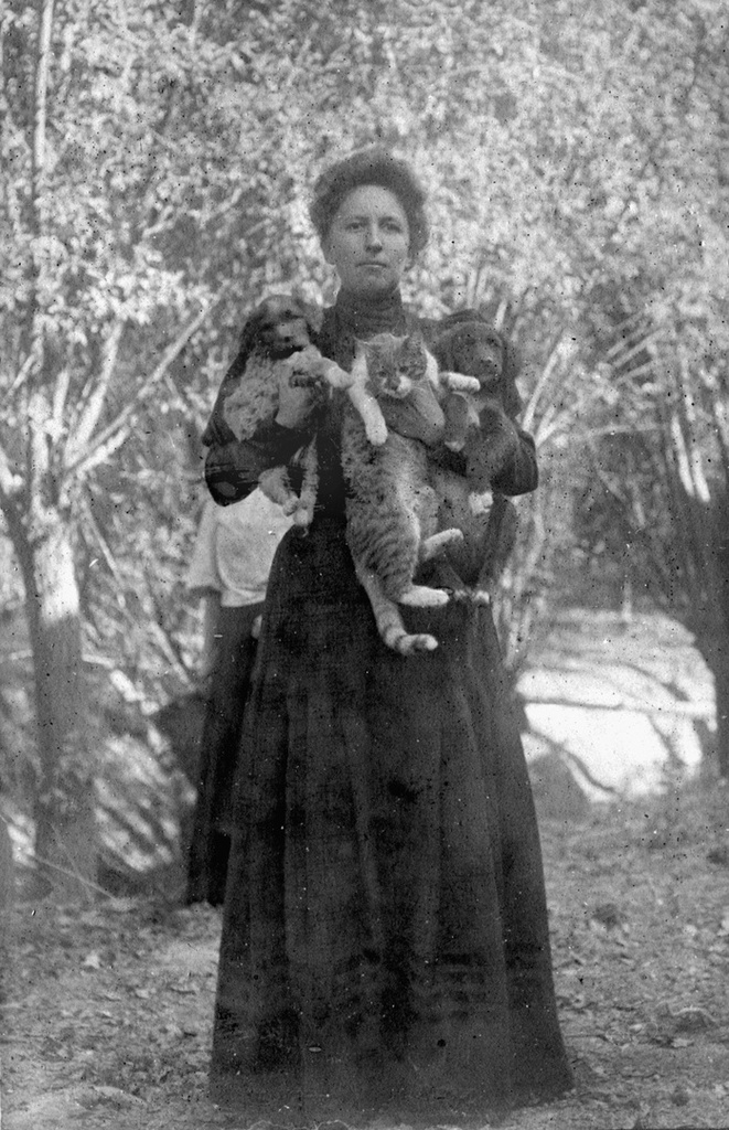 Вера Петровна Смирнова с домашними животными на руках, 1906 - 1910, г. Ташкент. Выставка «Без кота и жизнь не та» с этой фотографией.&nbsp;