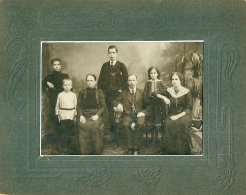 Илья Яковлевич Гришуль с семьей, 1 декабря 1900 - 31 декабря 1917, г. Санкт-Петербург