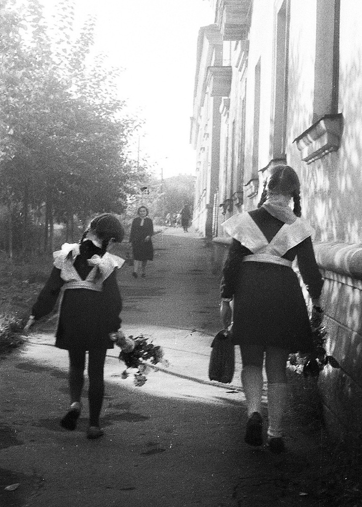 Первое сентября. В школу, сентябрь - декабрь 1967, Калининская обл, г. Нелидово. Выставка «Без фильтров. Любительская фотография Оттепели и 60-х» и видео «Снова в школу» с этой фотографией.