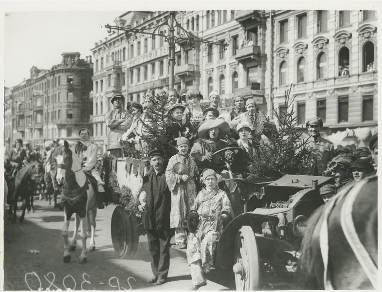 Автомобиль на Невском проспекте, 1 мая 1921, г. Петроград. Выставка «Невский проспект» с этой фотографией.