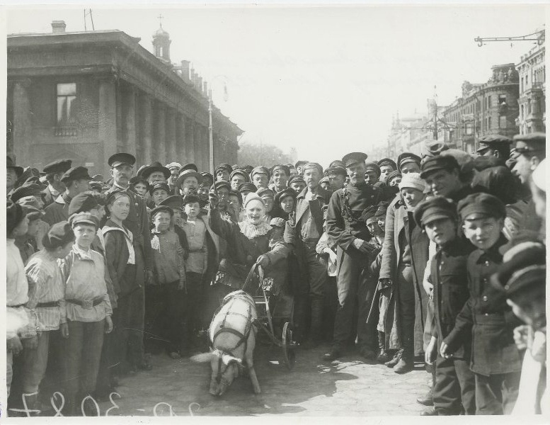 Клоун на Аничковом мосту, 1 мая 1921, г. Петроград. Выставка «21 фотография 1921 года» с этой фотографией.&nbsp;