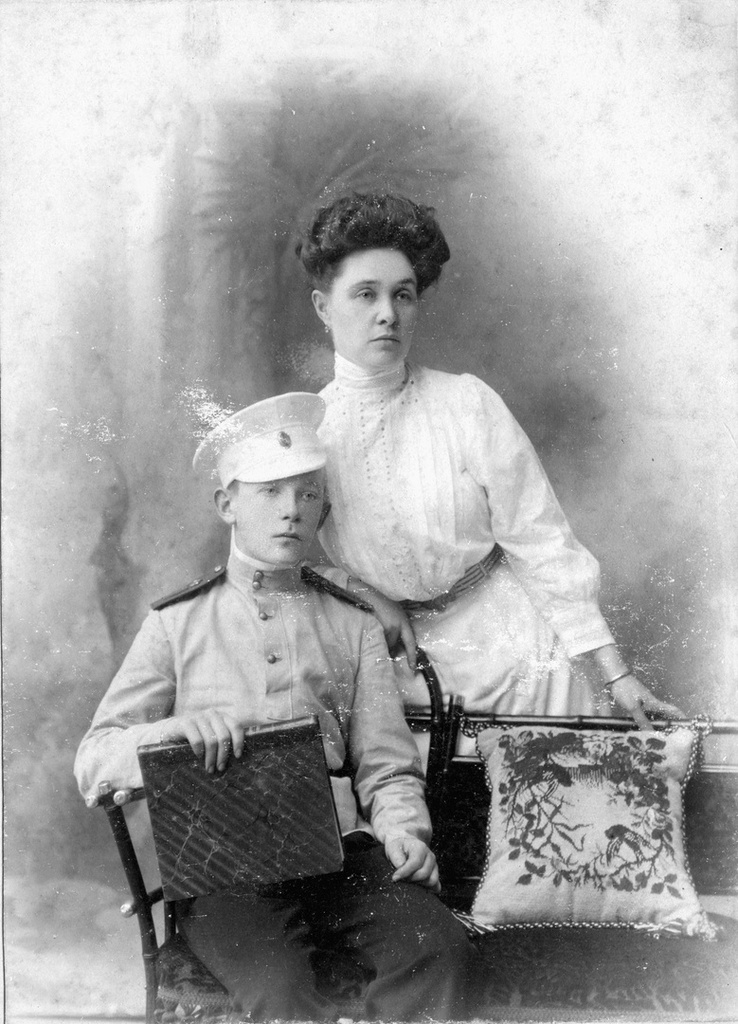 Таисия Васильевна Сатова с сыном Григорием, 1898 - 1902, г. Ташкент. Выставка «Ой, мамочки!» с этой фотографией.
