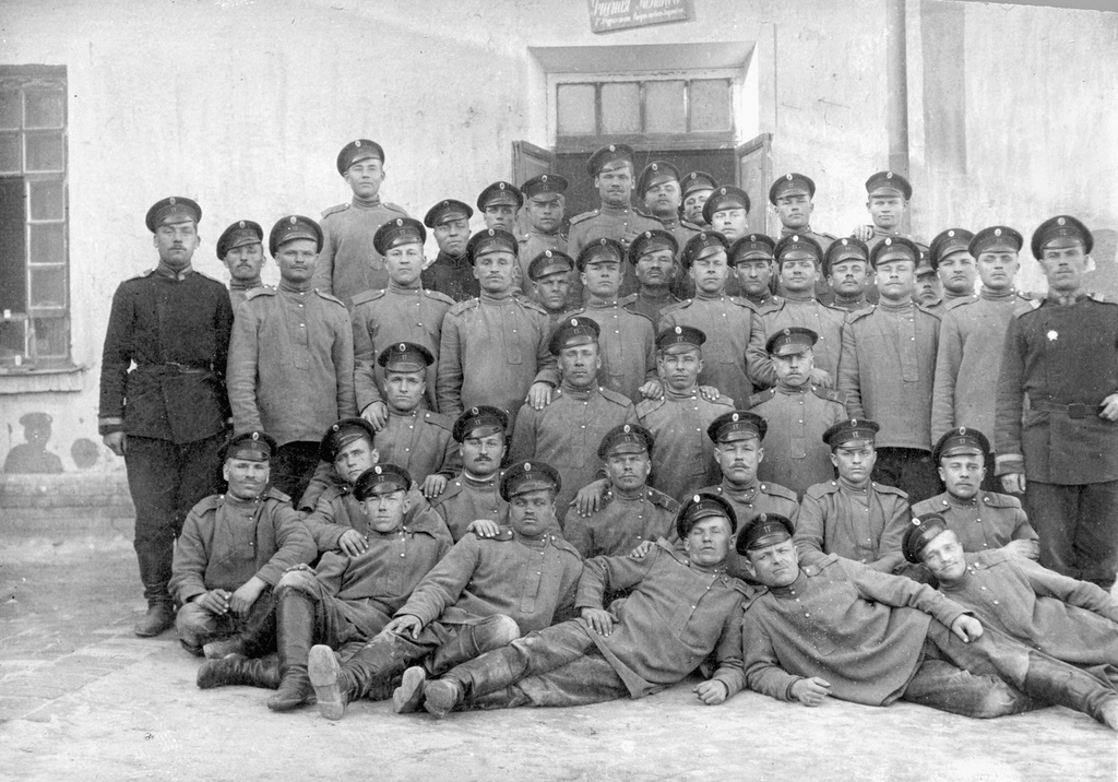 Группа солдат у своих казарм, 1906 - 1914, г. Ташкент