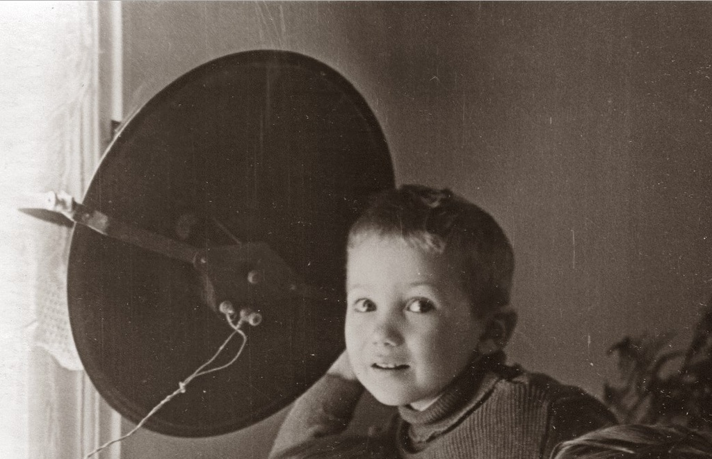 Радиотарелка и ребенок, 1941 - 1958. Видео «Говорит Москва» с этой фотографией.