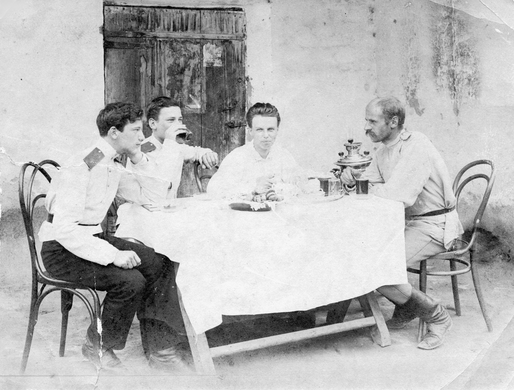 Мужское чаепитие, 1 мая 1906 - 31 октября 1913, г. Ташкент. Выставка «Дореволюционная Россия: за столом» с этой фотографией.&nbsp;