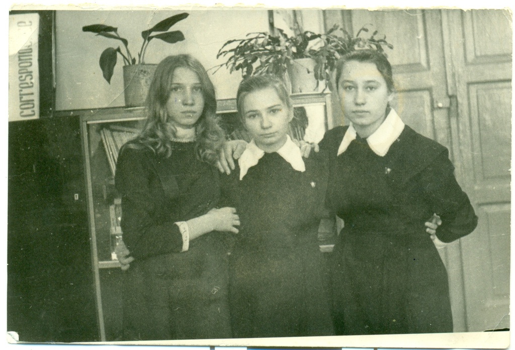 Старые одноклассницы. Фото одноклассниц СССР. Про старых одноклассниц картинки. Две однокурсницы.