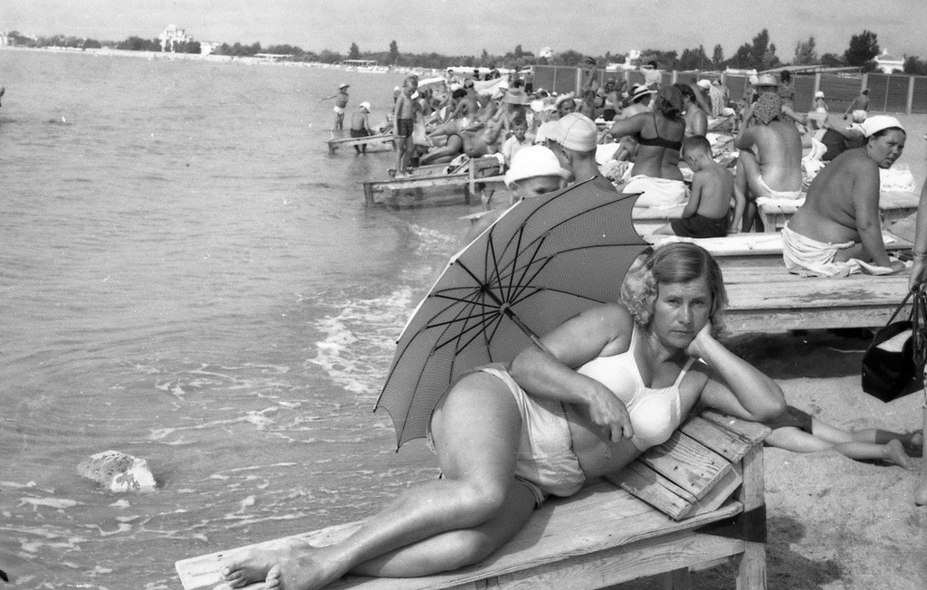 Без названия, 1950-е, г. Евпатория. Выставка «Про зонты» с этой фотографией.