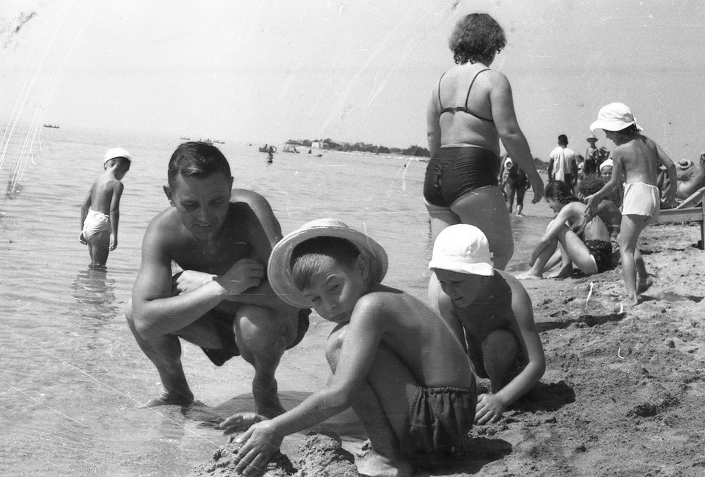 Семейный отдых, 1950-е, г. Евпатория. Выставка «Советские курортники» с этой фотографией.