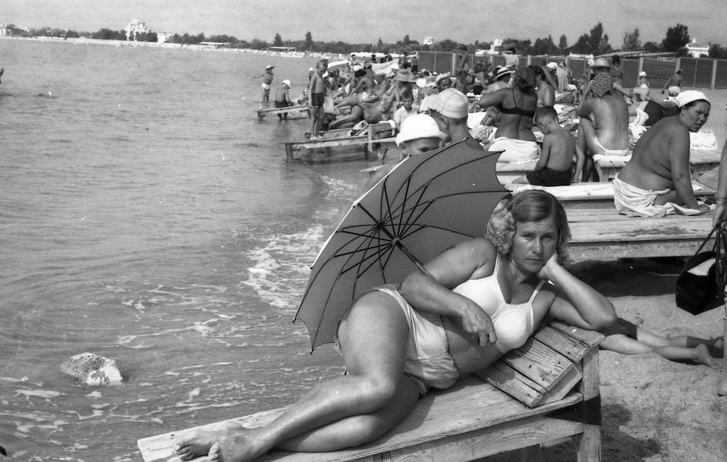 Семейный отдых на курорте, 1950-е, г. Евпатория. Выставка «А я в воду войду» с этой фотографией.&nbsp;