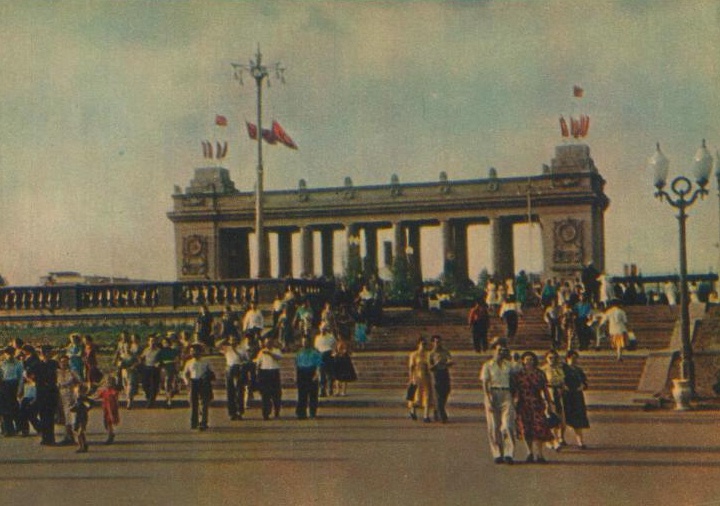 Вход в ЦПКиО имени Горького, 1955 год, г. Москва