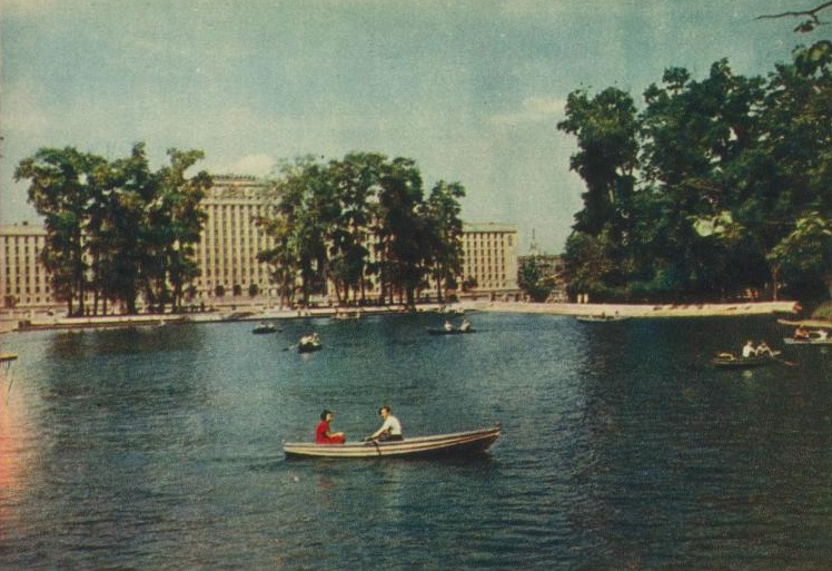 Катание на лодках в ЦПКиО имени Горького, 1955 год, г. Москва