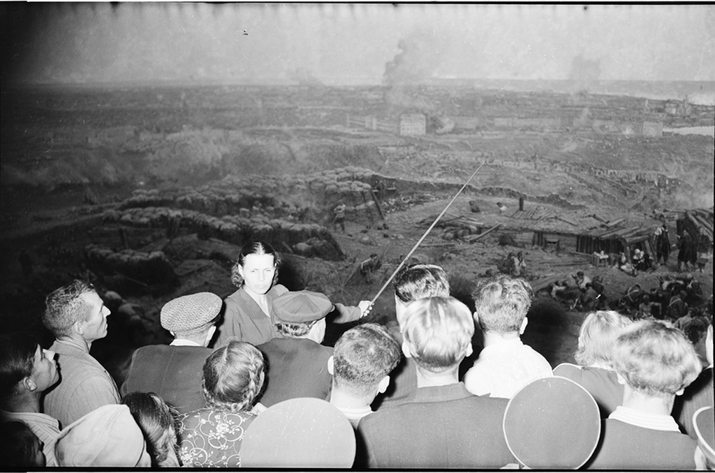 Панорама «Оборона Севастополя», 1955 год, г. Севастополь. Открыта 14 мая 1905 года. Автор панорамы, основоположник русского панорамного искусства, профессор класса батальной живописи Петербургской Академии художеств Франц Рубо, положил в основу произведения самый яркий эпизод севастопольской эпопеи – бой на Малаховом кургане 6 июня 1855 года.