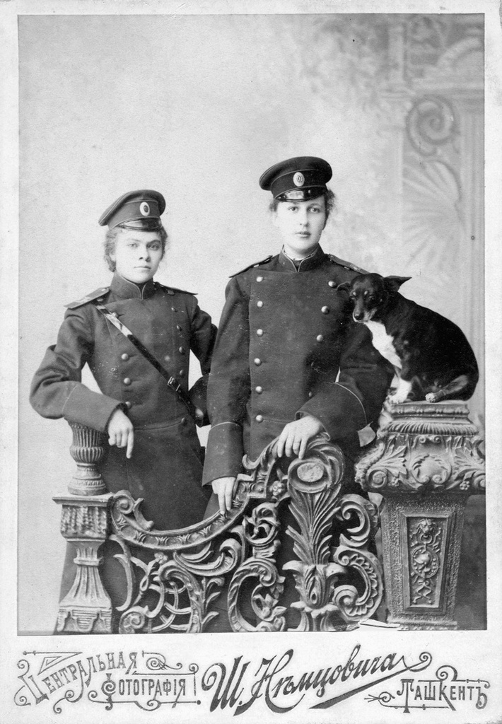 Две девушки-подруги в военной форме и собака, 1901 - 1902, г. Ташкент. Справа – Вера Петровна Смирнова (урожденная Рябкова).