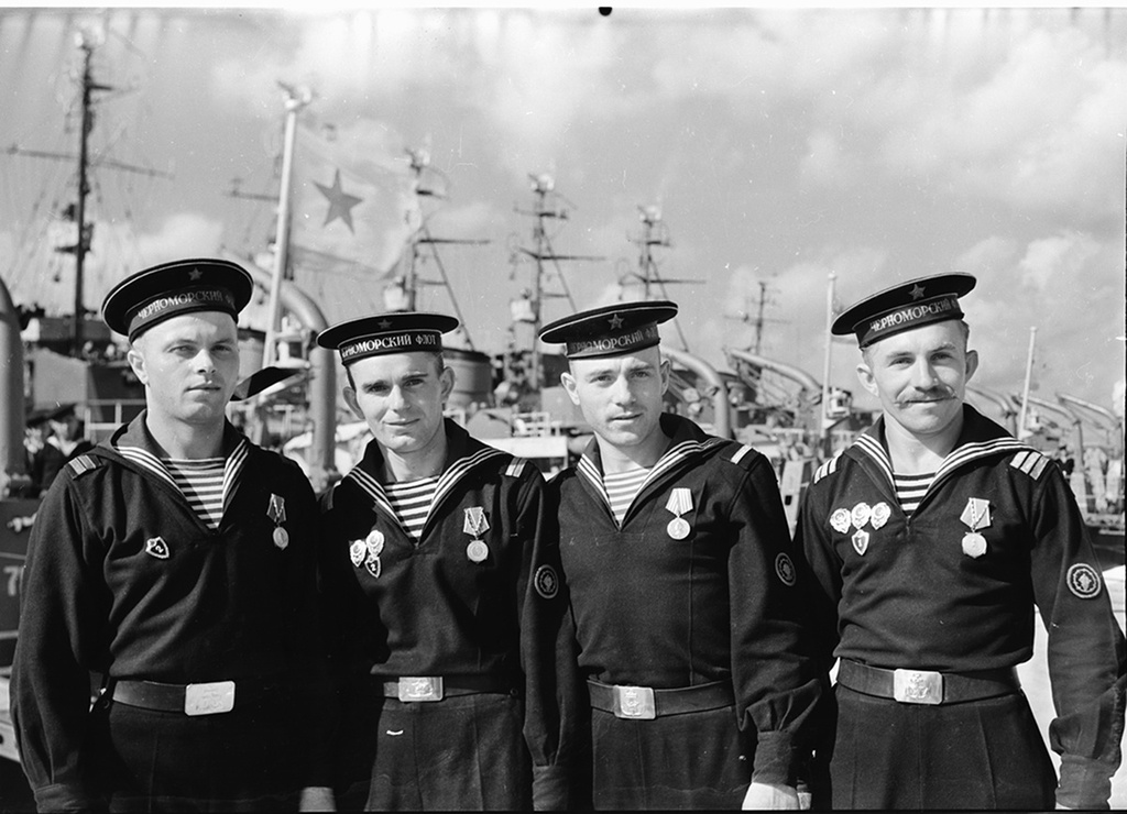 Черноморский флот. На параде, октябрь 1955, г. Севастополь. Выставка «Моряки Черноморского флота» с этой фотографией.