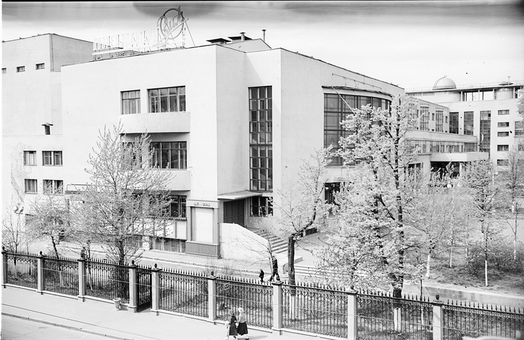 Дворец культуры ЗИЛ, апрель - май 1955, г. Москва. Выставка «ЗИЛ: осталась только легенда» с этой фотографией.