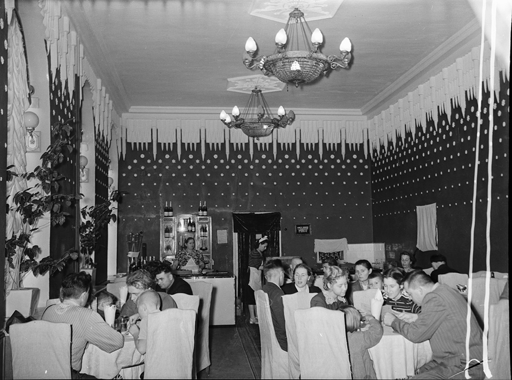 Кафе «Мороженое» на Большой Морской улице, 1955 год, г. Севастополь. Выставка «Вкусно и сладко! Съедим без остатка!» с этой фотографией.