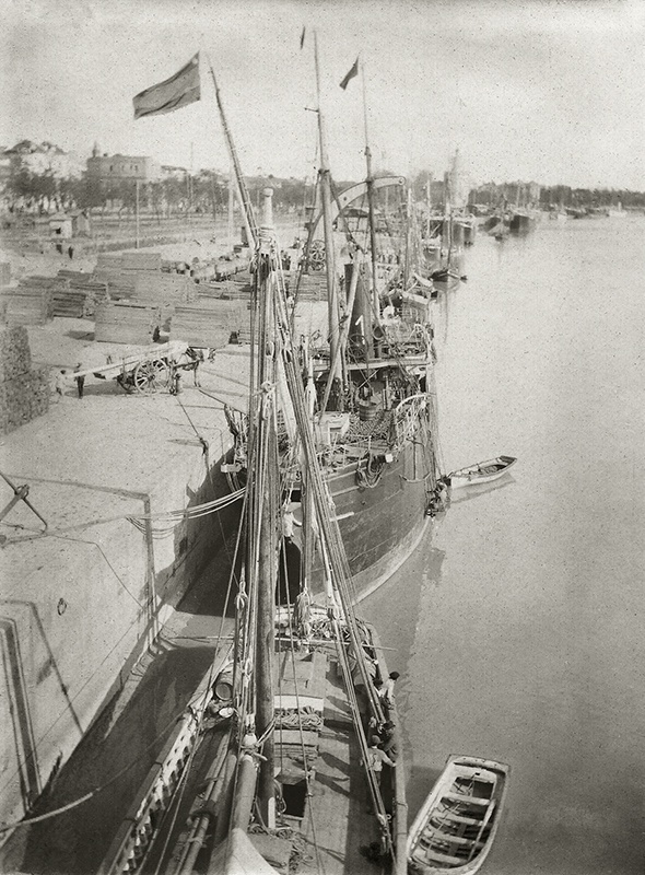 Гвадалквивир. Севилья, 1904 год, Испания, г. Севилья. Фрагмент реки Гвадалквивир и набережной в городе Севилья (Испания), на заднем плане – Золотая башня. Возможно, снято с мачты судна.Видео «Фотоаппарат Кустодиева» с этой фотографией.