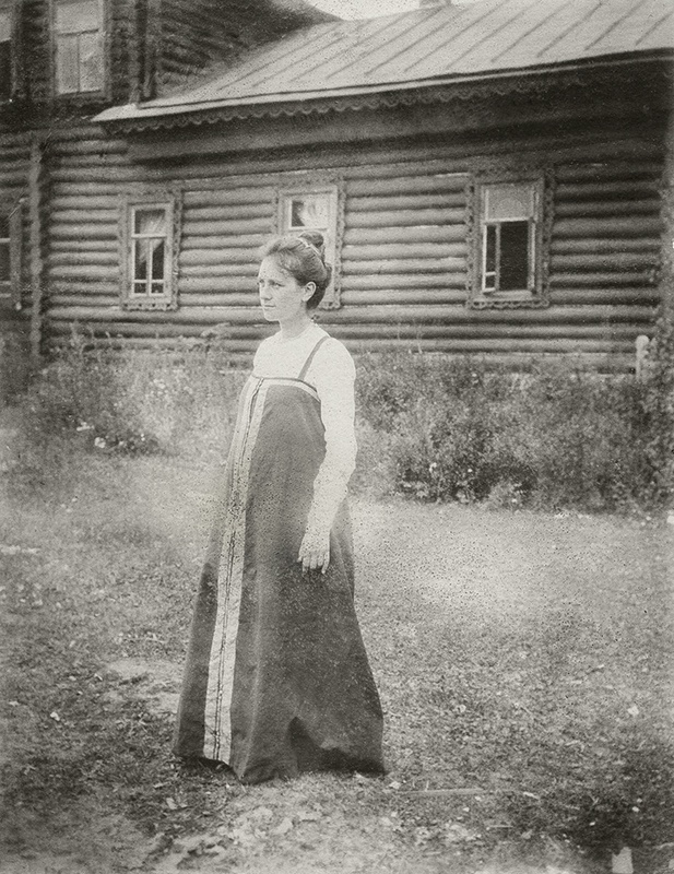 Юлия Кустодиева в Павловском, июнь - август 1903, Костромская губ., Кинешемский у.. Выставка «Счастливый фотограф» с этой фотографией.