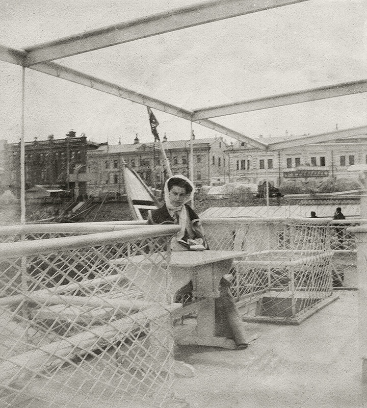 «Зоя на пароходе летом 1903 года на Волге», 1903 год. Зоя  фон Розе (в девичестве Прошинская , сестра Юлии Евстафьевны Кустодиевой).