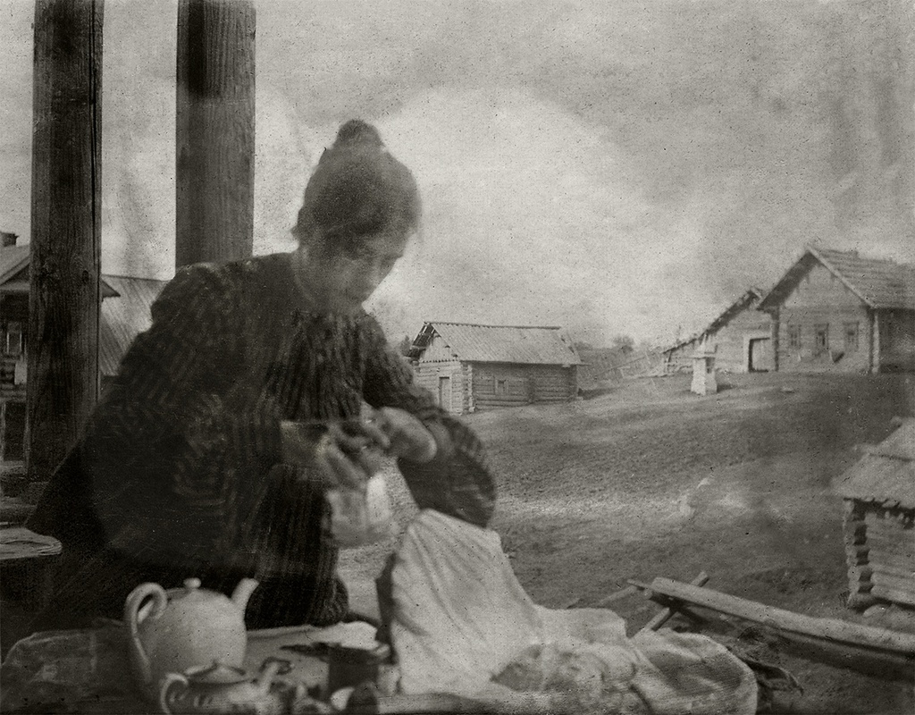 В Ивашеве на постоялом дворе. Юлия Кустодиева, 1903 год, Костромская губ., Кинешемский у.. Выставка «Счастливый фотограф» с этой фотографией.