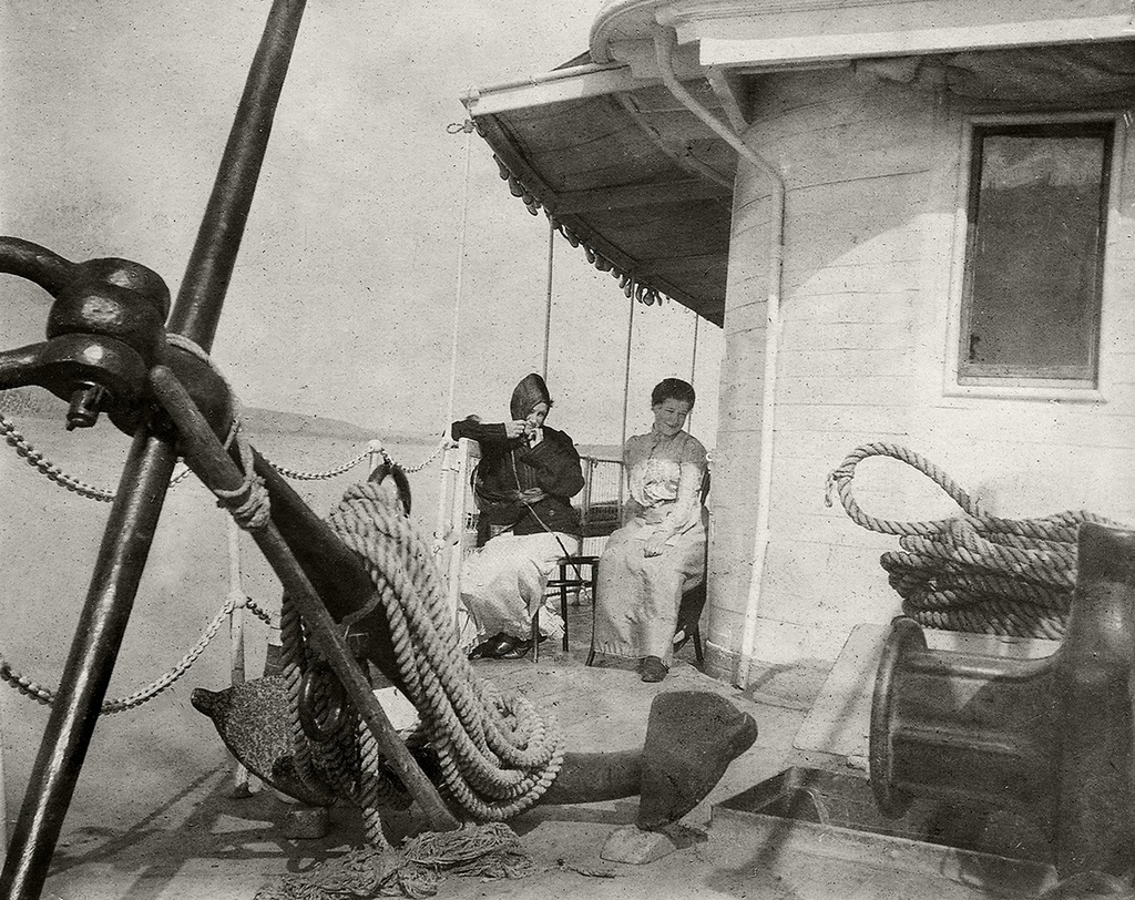 У Жигулей, 1903 год. Слева  - Юлия Кустодиева, справа – Наталья Поленова.Выставки&nbsp;«По волнами» и «Дореволюционное пароходство» с этой фотографией.