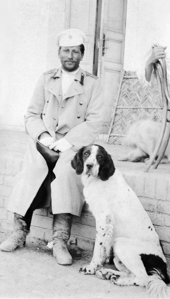 Константин Васильевич Смирнов со своей собакой, 1900 - 1905, г. Ташкент. Выставка «"Каждой собаке – породистого хозяина!"» c этой фотографией.