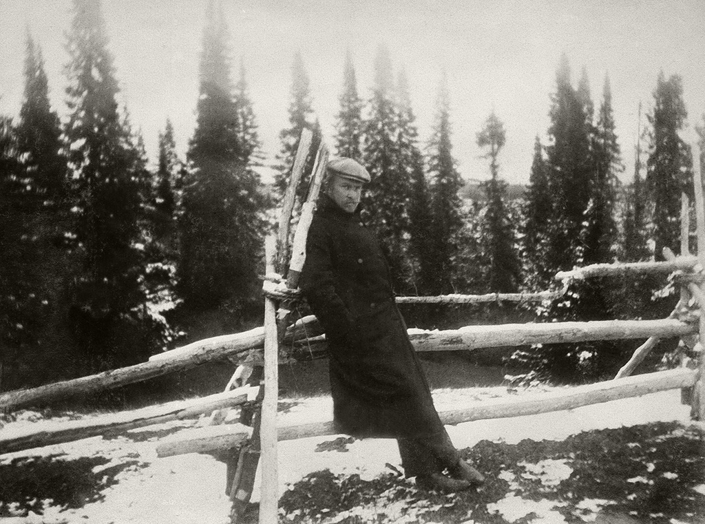 В Семеновском, 1901 - 1903, Костромская губ., Кинешемский у.. Выставка «Счастливый фотограф», видео «Фотоаппарат Кустодиева» с этой фотографией.