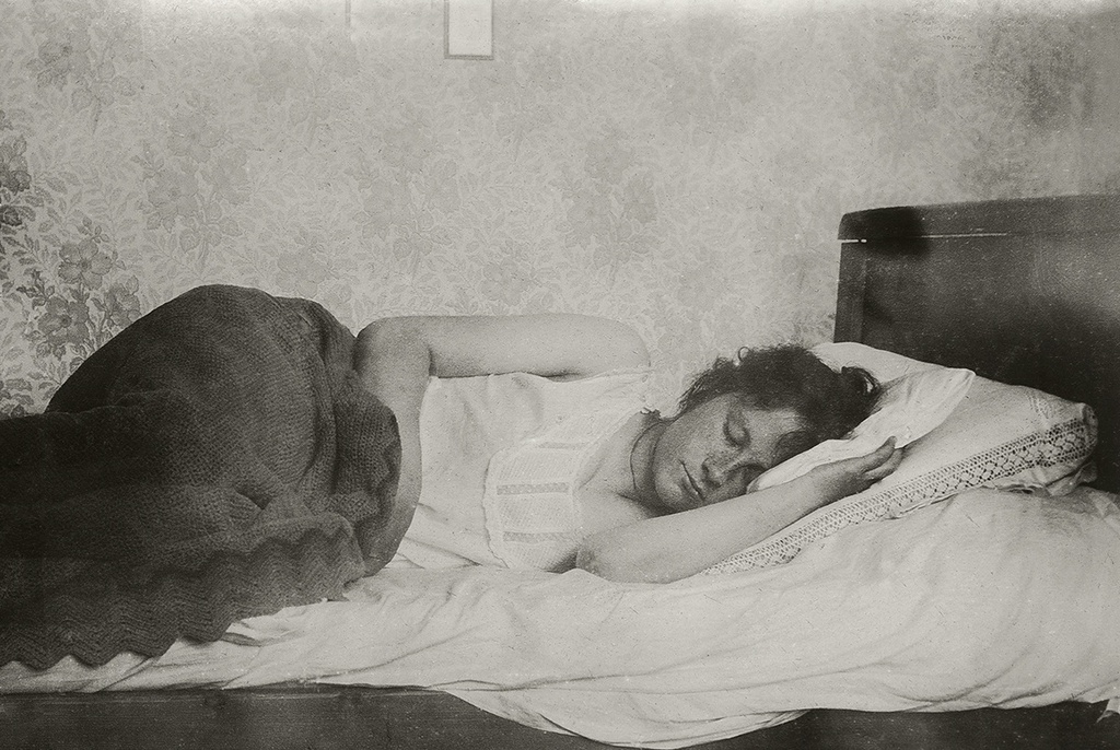 Юлия Кустодиева, 1903 год, Костромская губ., Кинешемский у.. Выставки&nbsp;«Счастливый фотограф»&nbsp;и «Спать хочется...» с этой фотографией.