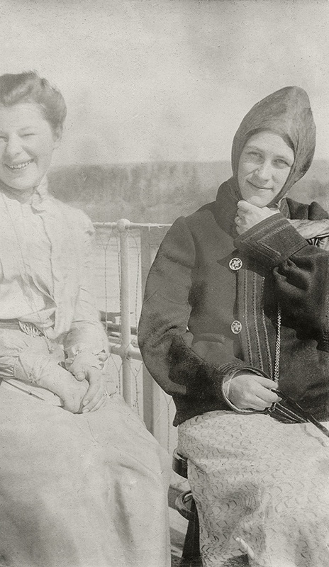 На пароходе по Волге. Наталья Поленова и Юлия Кустодиева, 1903 год. Выставка «Счастливый фотограф» с этой фотографией.