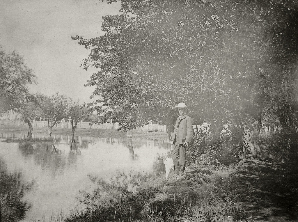 Борис Кустодиев на кладбище в Астрахани, июнь - август 1903, г. Астрахань. Видео «Фотоаппарат Кустодиева» с этой фотографией.