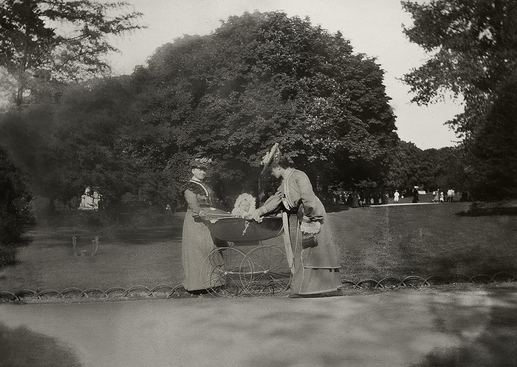 Люксембургский сад, май 1904, Франция, г. Париж. Кире (дочери Бориса Кустодиева) 6 месяцев и 3  недели.Выставка «Счастливый фотограф» с этой фотографией.