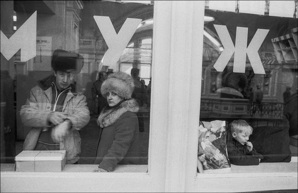 ГУМ. Люди за витриной, 17 ноября 1987, г. Москва. Выставка «Игорь Стомахин. ГУМ в эпоху перемен» и видеовыставка «В центре ГУМа жизнь угрюма» с этой фотографией.