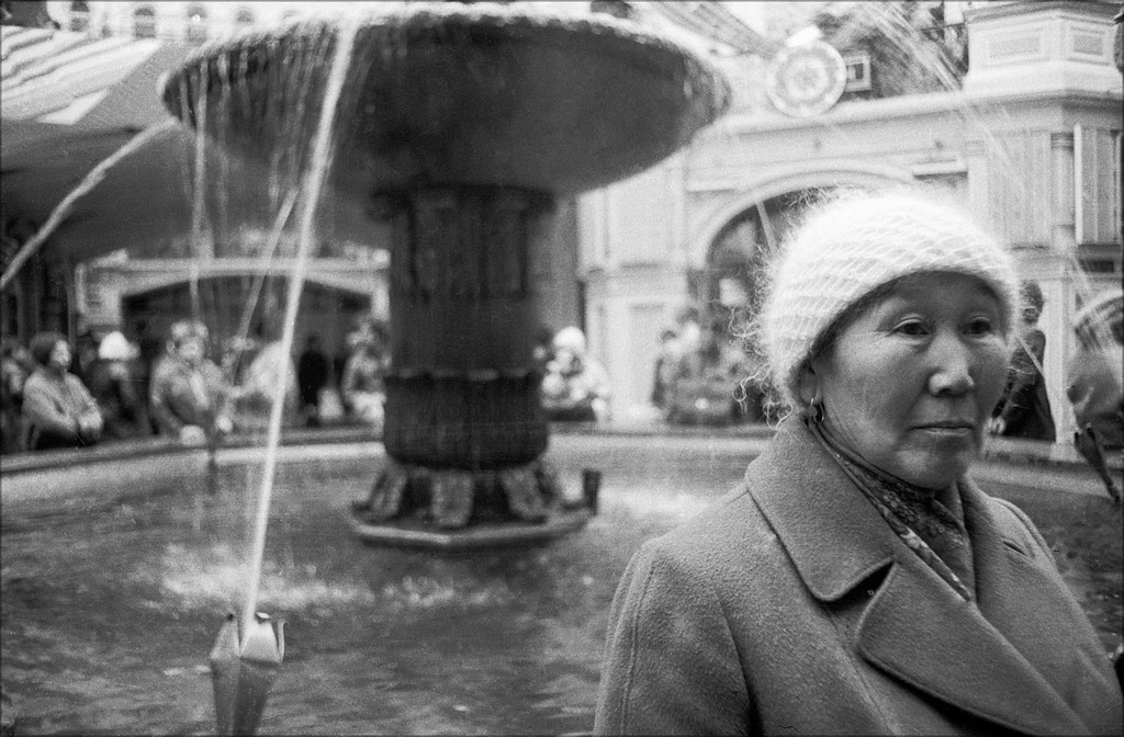 ГУМ. Женщина у фонтана, 25 марта 1987, г. Москва. Выставка «Игорь Стомахин. ГУМ в эпоху перемен» и видеовыставка «В центре ГУМа жизнь угрюма» с этой фотографией.