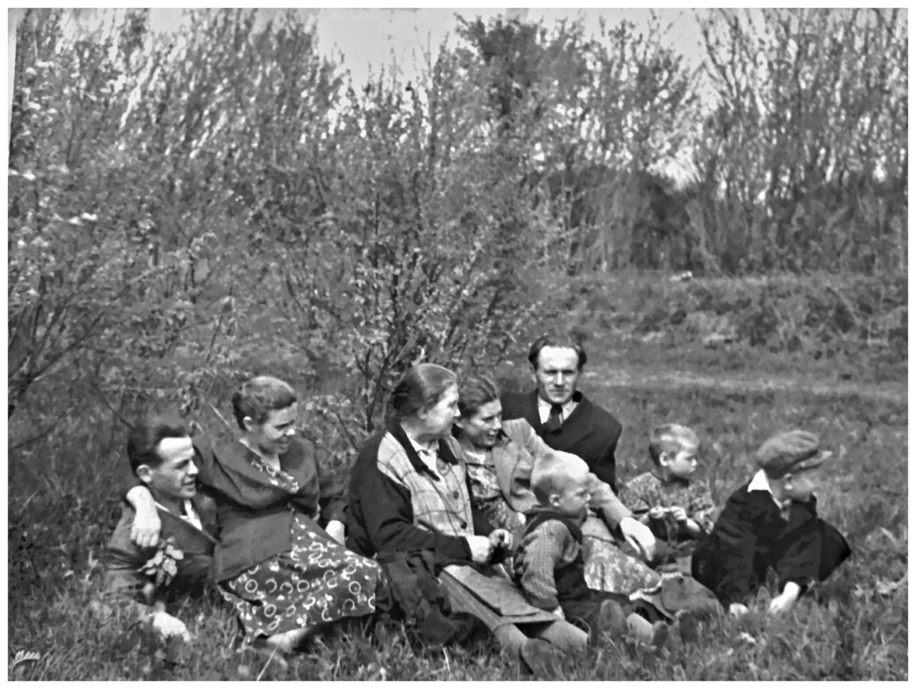 Родственники, 1 мая 1955, г. Москва. Фотография из архива Александра Борисовича Оськина.